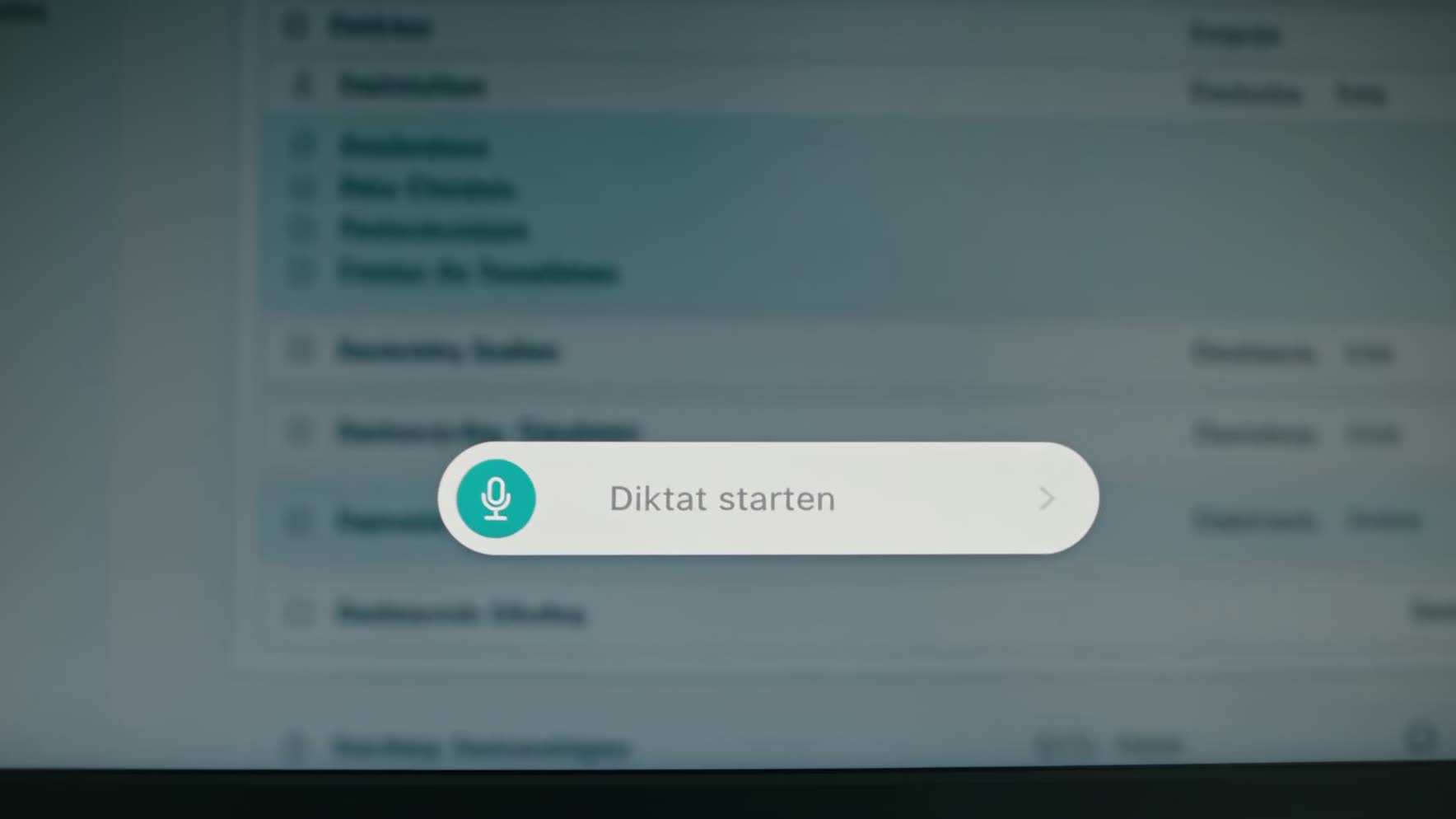 Die IDA-Leiste „Diktat starten“ schwebt ruhig über einer geöffneten Praxissoftware.